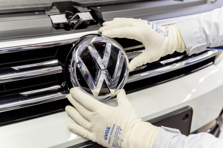 logo volkswagen sendo colocado em um veículo na linha de produção- marcas volkswagen