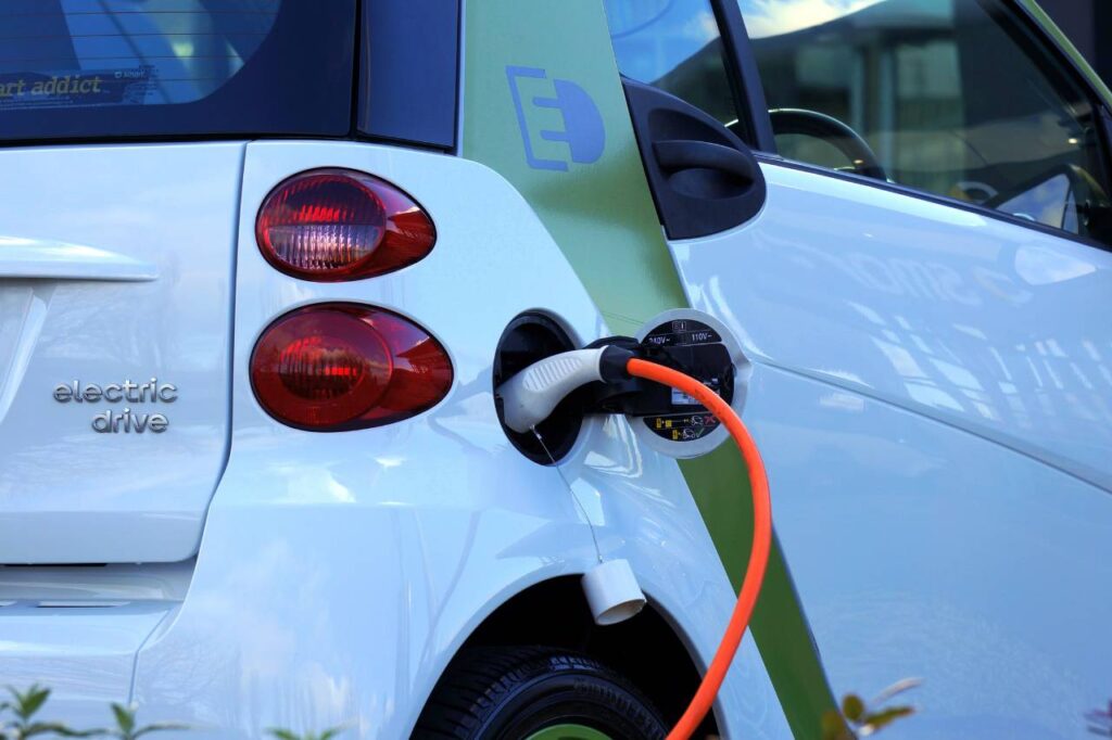 Levantamento da InstaCarro aponta crescimento de 300% na venda de carros eletrificados 4 revisão em carros elétricos - carro elétrico na tomada