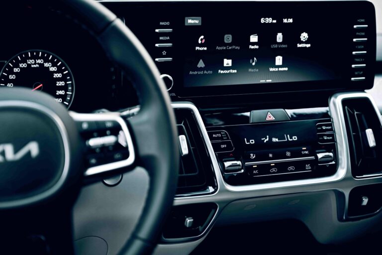 Tecnologia Automotiva 7 A imagem mostra uma central multimídia de um carro.