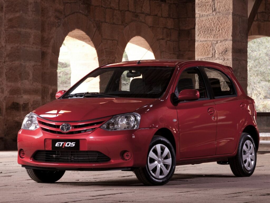 Consumo Etios: veja o quanto gasta o compacto da Toyota na cidade e na estrada 3 toyota etios 2013 carro r$ 30 mil - consumo etios