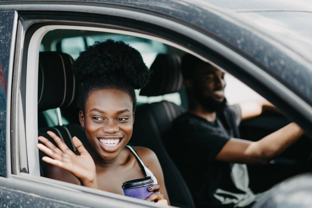 Como tirar habilitação internacional 6 como tirar habilitação internacional - dois jovens felizes dentro de carro
