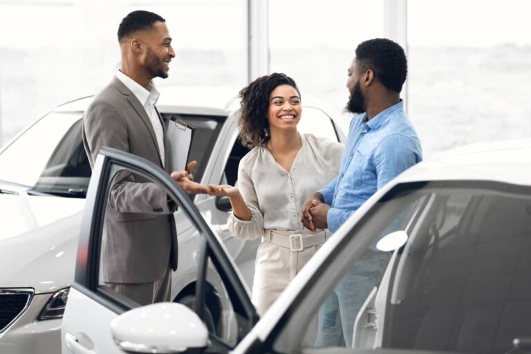 Manual do Lojista 3 como atrair mais clientes para sua loja - casal comprando veículo ouvindo um vendedor