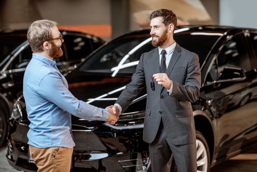 Vender Carro em Guarulhos: solução rápida e segura com a InstaCarro 3 Vender o carro para investir dinheiro - vendedor comprando carro - Vender Carro em Guarulhos - como fatores regionais afetam o preço do seu carro