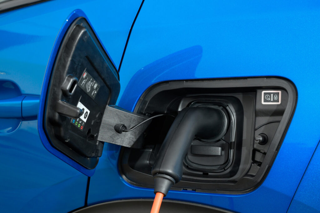 Venda de carros híbridos e elétricos cresce 146% no 1° semestre 6 Peugeot e-2008 - tomada de recarregamento