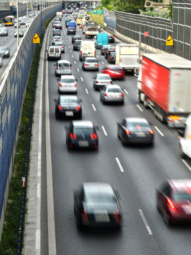 carros no trânsito