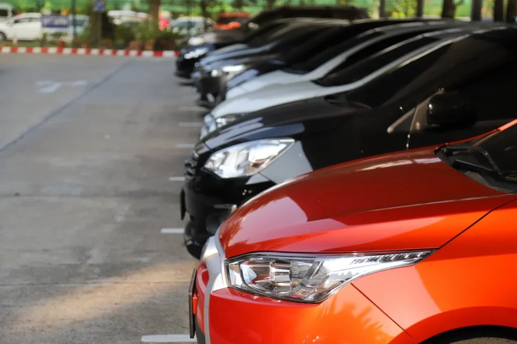 Cálculo do IPVA: entenda como é feito e evite surpresas 1 carro estacionado - cálculo do IPVA