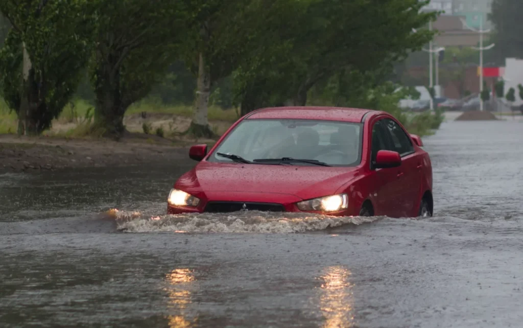 Chuvas no RS causam R$ 1,3 bilhão em indenizações para seguradoras 2 Como descobrir se um carro foi recuperado de enchente na hora da compra? - mitsubishi lancer na enchente