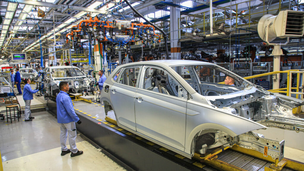 Produção de veículos no Brasil cai 25% por enchentes e greves 6 Investimentos Volkswagen fábrica Polo