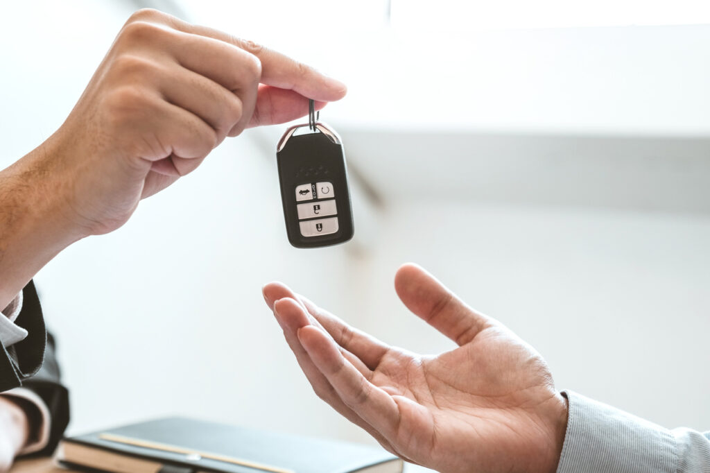Vender Carro em Belo Horizonte ficou mais fácil com a InstaCarro 2 Vender Carro em Belo Horizonte - uma mão masculina entregando uma chave de carro na mão de outra pessoa