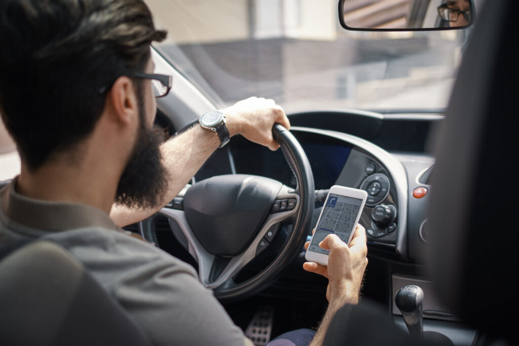 Celular ao volante é uma das causas mais comuns de multa em SP 3 celular ao volante multa detran