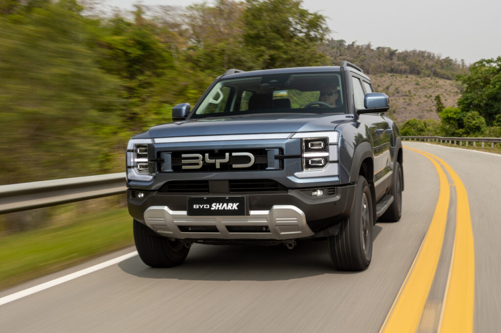 BYD investe em lítio no Brasil para expandir produção de elétricos 2 BYD SHARK azul
