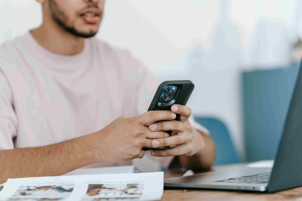 Como emitir a segunda via do Certificado de Registro e Licenciamento de Veículo (CRLV)? 7 A imagem mostra uma pessoa consultando a segunda via do CRLV.