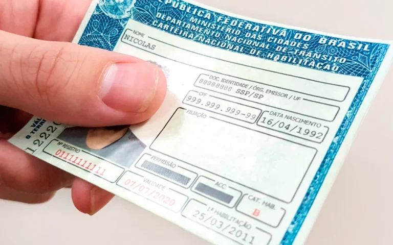 Documentação e Legislação Veicular 1 Pessoa segurando uma carteira de motorista brasileira (CNH) parcialmente preenchida, exibindo dados como nome, data de nascimento, CPF e validade do documento