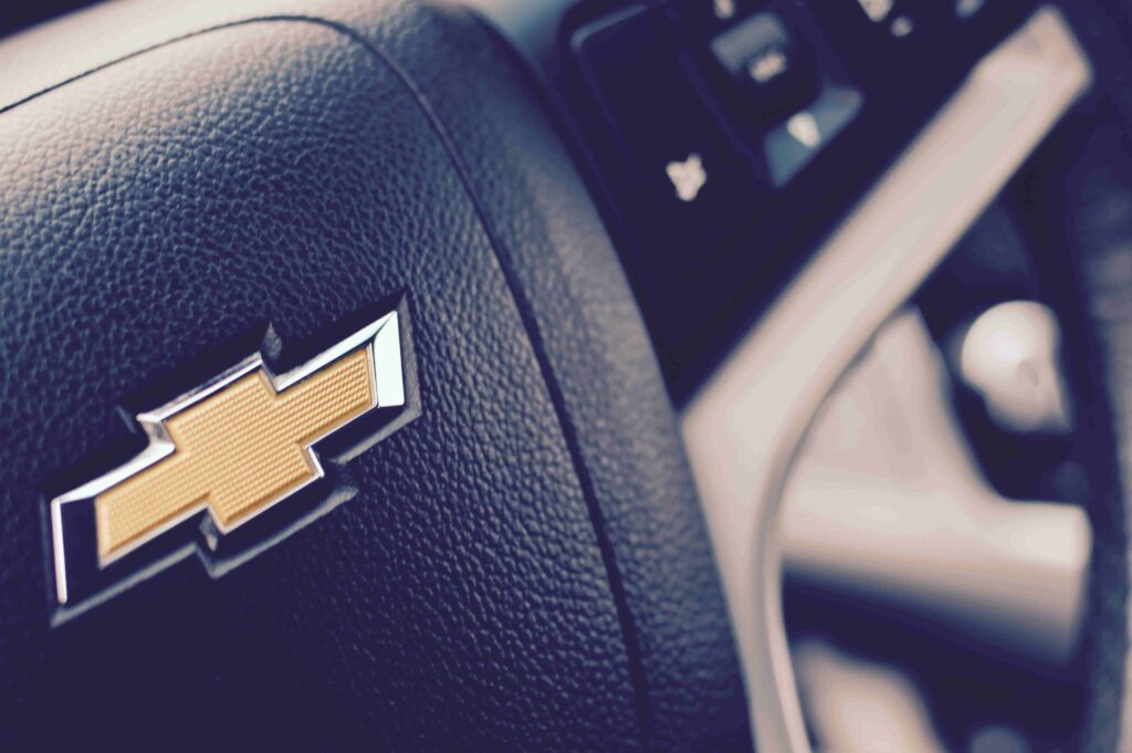 Chevrolet Tracker: entenda se vale a pena apostar no carro! 3 Imagem de um volante da Chevrolet. Imagem via Pexels.