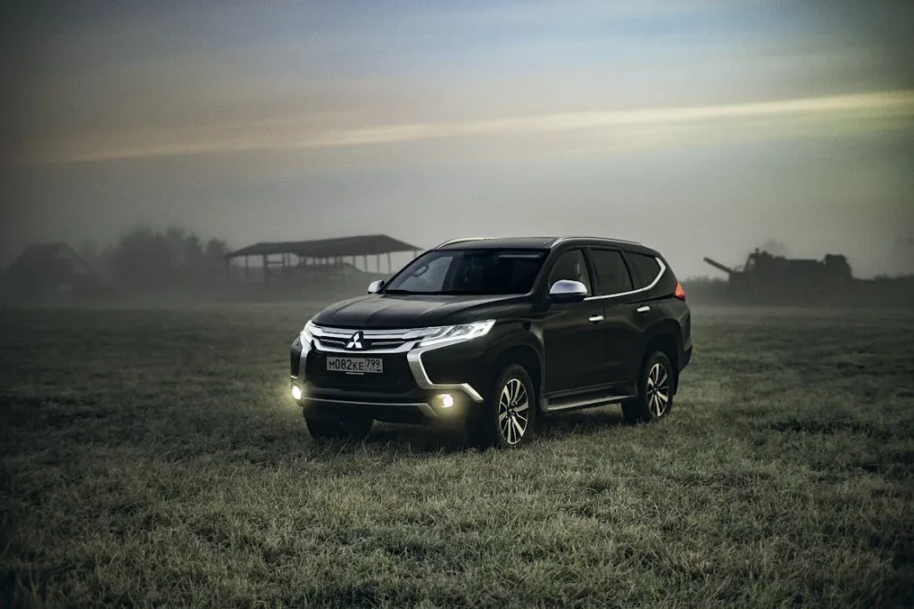 Carros Mitsubishi SUV: tecnologia e robustez para todos os terrenos 7 imagem de um carro suv mitsubishi na grama