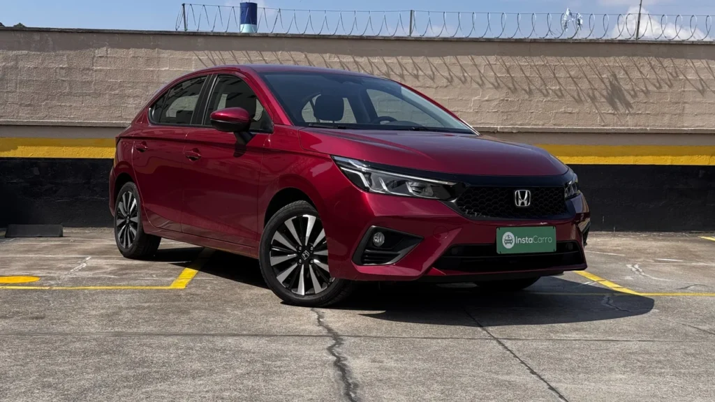 Honda City Hatchback EX: custo-benefício equilibrado em um pacote surpreendente 6 Outra imagem da frente lateral do Honda City Hatchback EX, em estacionamento.