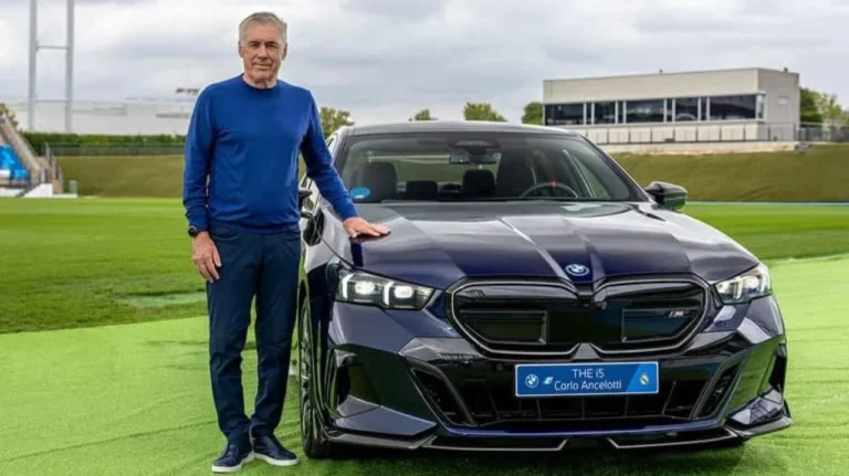 Notícias 6 Carlo Ancelotti e seu BMW i5 - Crédito: Divulgação: Real Madrid/BMW