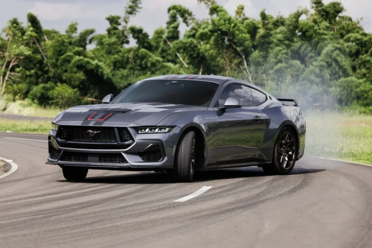 Ford Mustang GT Manual fazendo drift