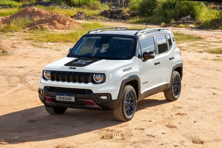 Lançamentos 7 Jeep Renegade 10 anos Willys em área off-road, com visual robusto e grafismo comemorativo no capô.