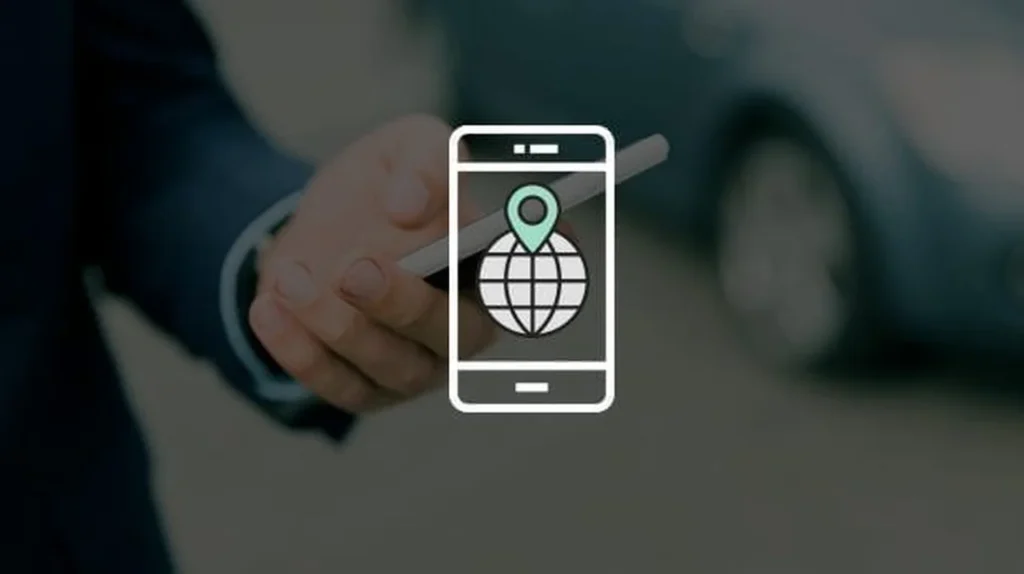 Pessoa segurando um smartphone com ícone de localização, representando o uso de tecnologia para vender carro pela internet