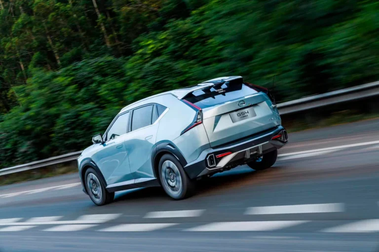 Traseira do GAC GS4 Hybrid em movimento, destacando design esportivo