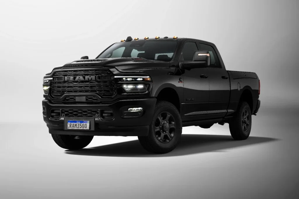Nova Ram 3500 2025 chega com motor mais potente do segmento 8 Vista frontal da Ram 3500 Laramie Night Edition na cor preta, destacando grade robusta e faróis em LED
